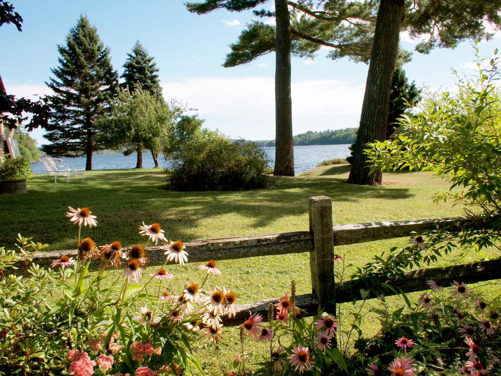 Alamoosook Lakeside Inn Orland Екстериор снимка